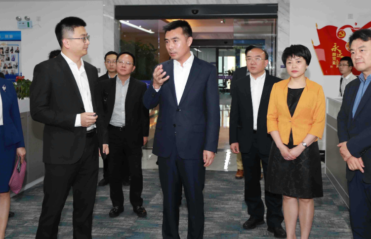 “多国因毒株变异紧急暂停英国旅客入境，跟不跟?中方回应”