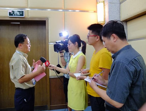“乌鲁木齐市区（县）公布党政首要负责同志电话”