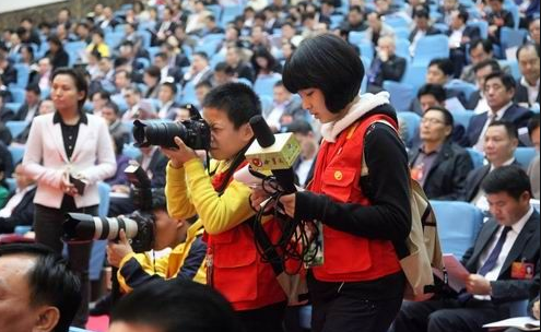 “中纪委曝光八起违反八项规定问题 违规收礼问题突出”
