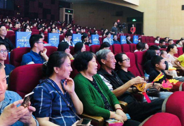 “平壤至丹东国际包机航线开通 中方：保持正常国家间关系无可非议”